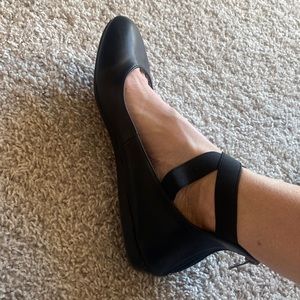 Black flats. Daisy Fuentes and size 10. Good condition. Comfortable and stylish.